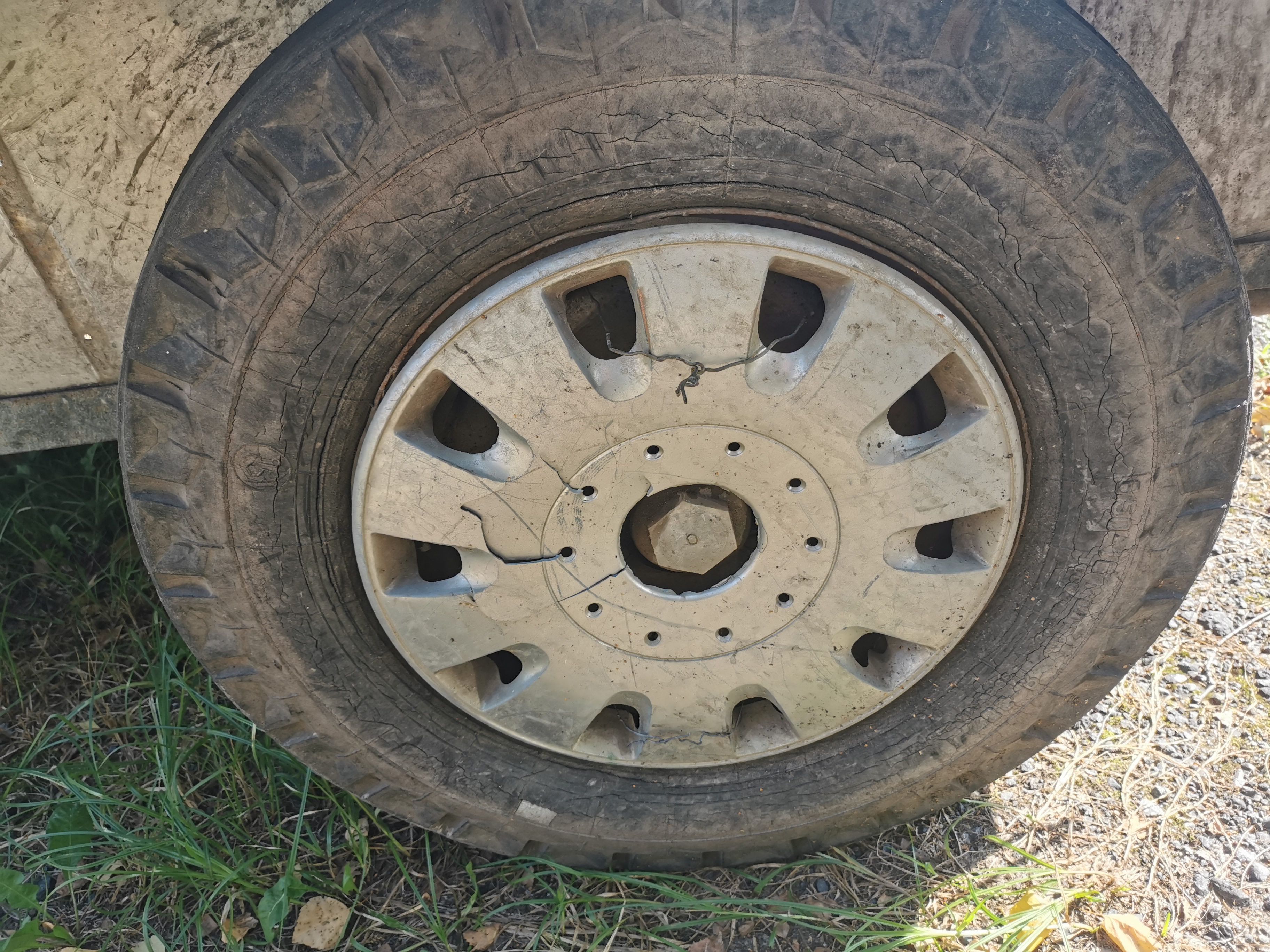 Культиватор ASILAK SL-187L (год выпуска не установлен. номер двигателя 1556-00080. цвет- красный. бывший в использовании. шины BRADO 7.00-12. Дефекты: следы коррозии. повреждения ЛКП. царапины и потертости. Работоспособность не установлена