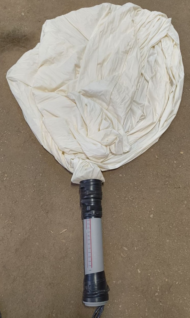 Изделие. состоящее из метеорологического латексного шара. полимерной трубки длинной 25 см.. а также шнура. изготовленное самодельным способом.