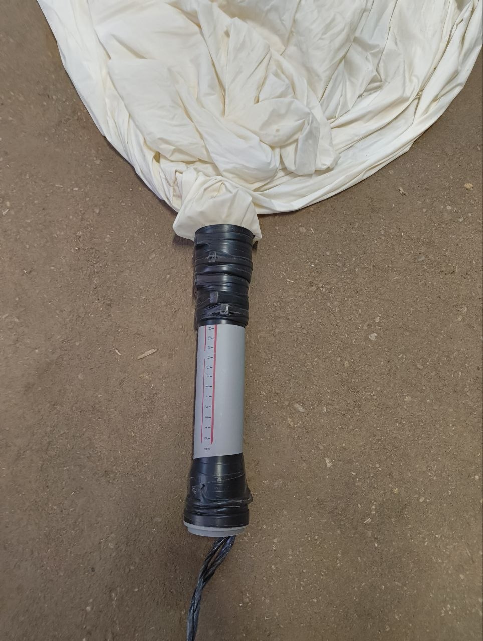 Изделие. состоящее из метеорологического латексного шара. полимерной трубки длинной 25 см.. а также шнура. изготовленное самодельным способом.