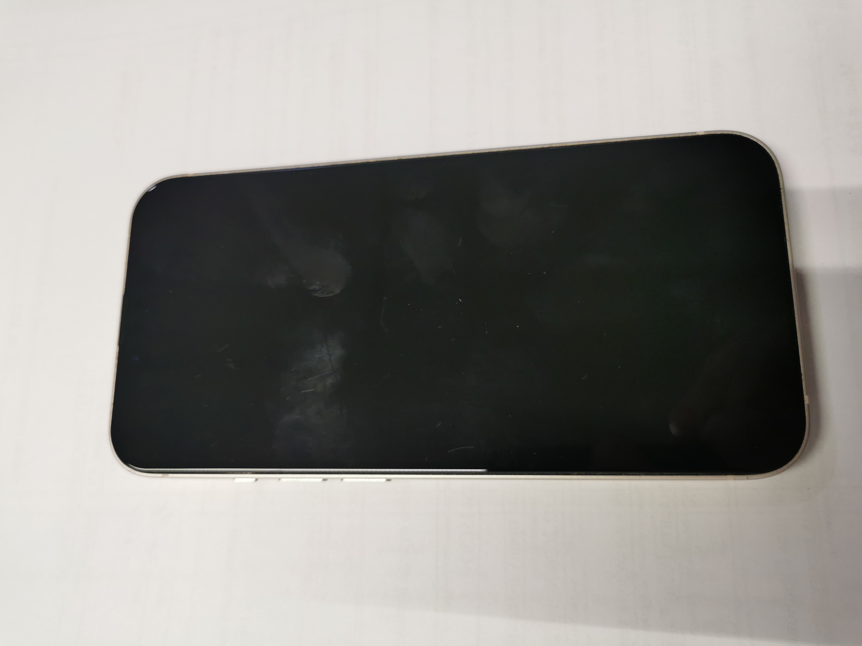 Мобильный телефон iPhone 13 (бывший в употреблении. imei: 350024063987032 (на слоте сим-карты). вход заблокирован паролем. идентификационные характеристики не установлены. Дефекты: задняя крышка разбита. на экране царапины и потертости. Imei1:3500240...