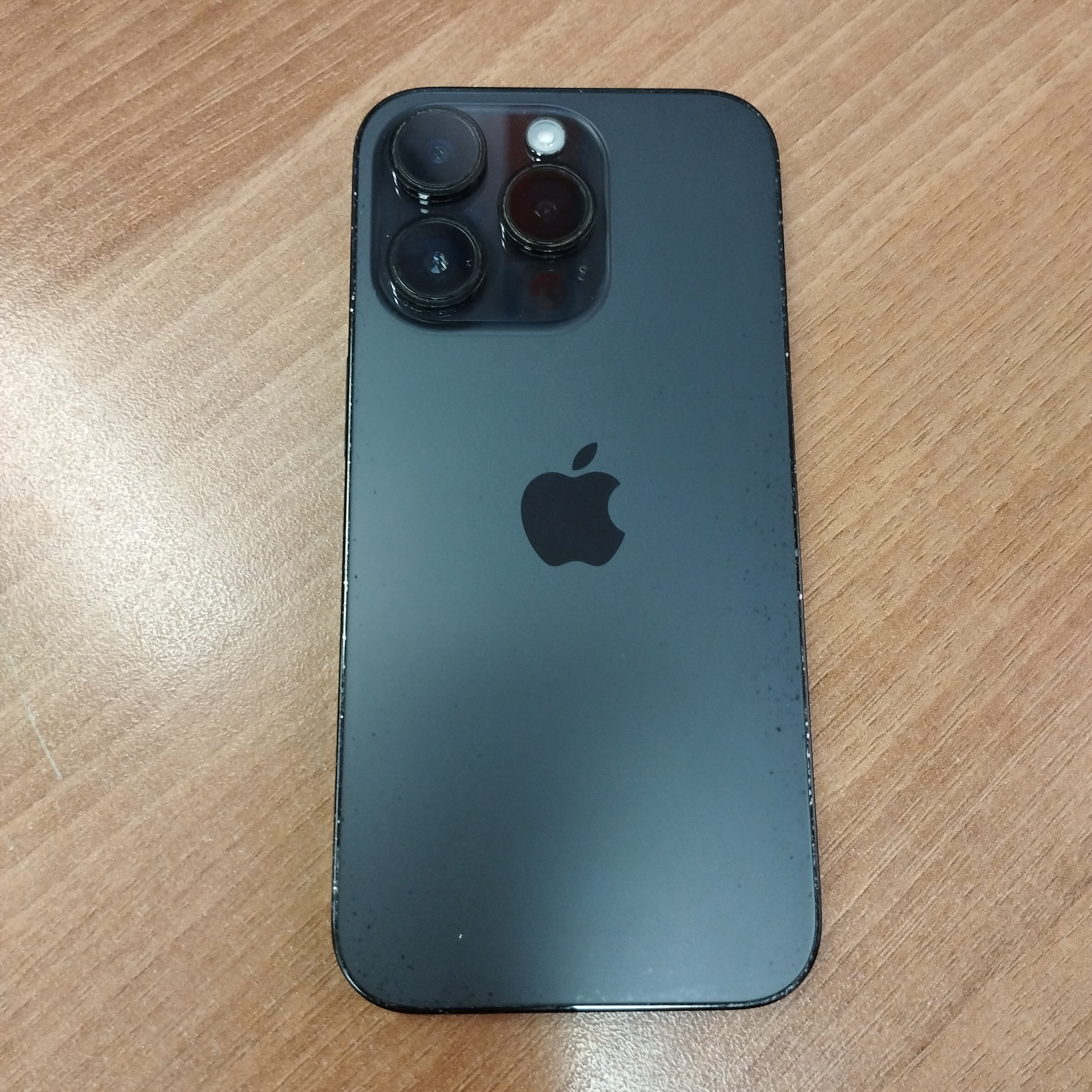 Мобильный телефон iPhone 14 Pro (MQ0T3PXA). серийный номер HX0XYR5XMN. imei 1: 351083738934224. imei 2: 351083738934133. в корпусе чёрного цвета. имеются царапины экрана и корпуса. сколы рамки. без зу. бу . Для использования в качестве запасных часте...