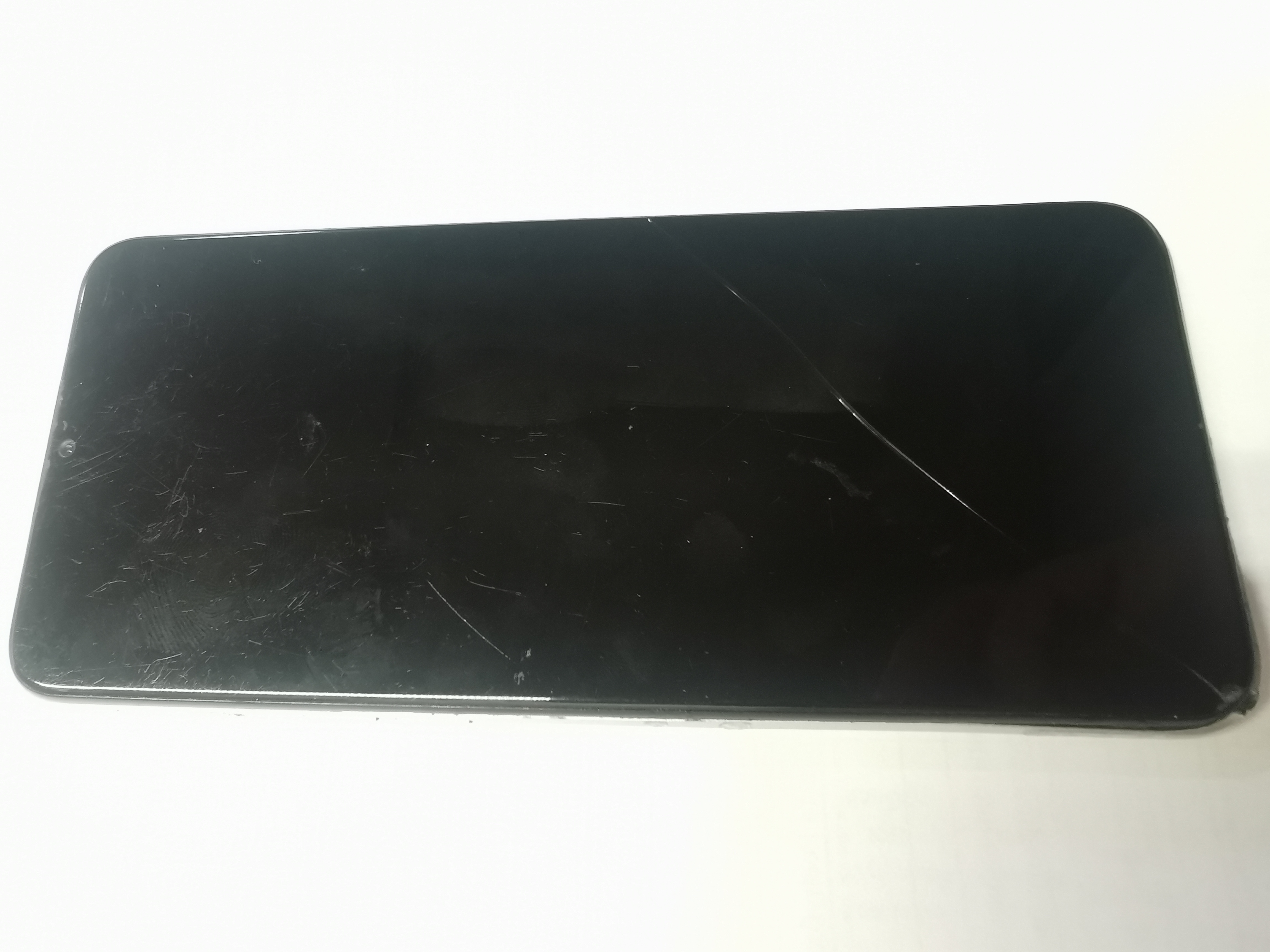 Мобильный телефон Realme 6i (память 64 ГБ. imei1: 868896042251795. imei2: 868896042251787. в корпусе белого цвета. бывший в употреблении. в рабочем состоянии. Дефекты: на экране и камере трещины и сколы. на корпусе сколы. царапины и потертостиВ качес...