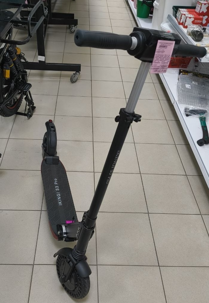 Электросамокат IKINGI S3 Pro с электронным дисплеем черного цвета. в комплекте: зарядное устройство 36V. вилка для зарядки. инструкция. максимальная нагрузка 120 кг. габариты коробки 96*18*35. номер на колесном диске СВ36V24070557QQ. информация о мощ...