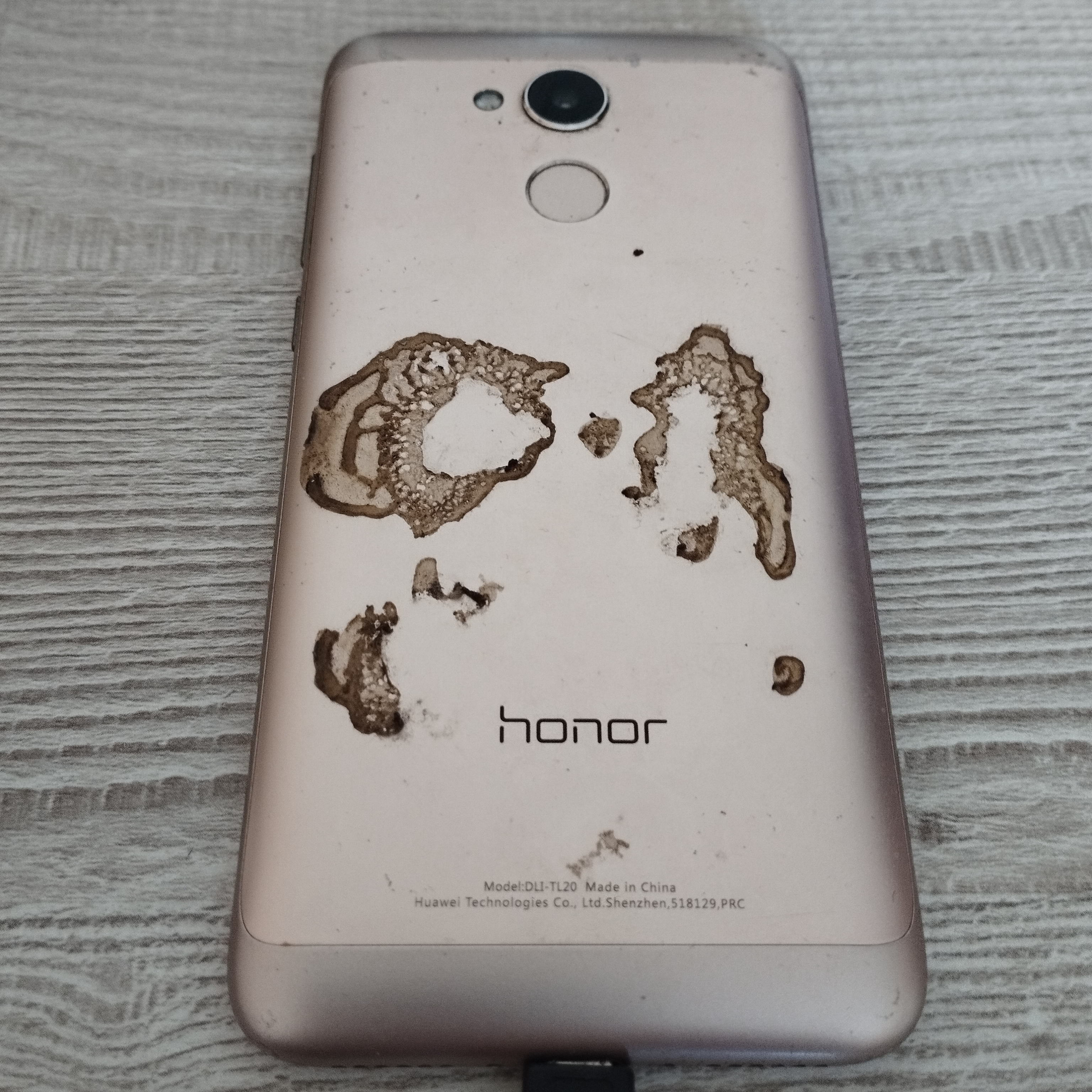 Мобильный телефон Honor 6A (DLI-TL20). imei 1: 865474038714102. imei 2: 865474038714110. в корпусе золотистого цвета. без слота для sim-карты. разбито защитное стекло. следы расплавленной массы на задней крышке. без зу. бу .Для использования в качест...