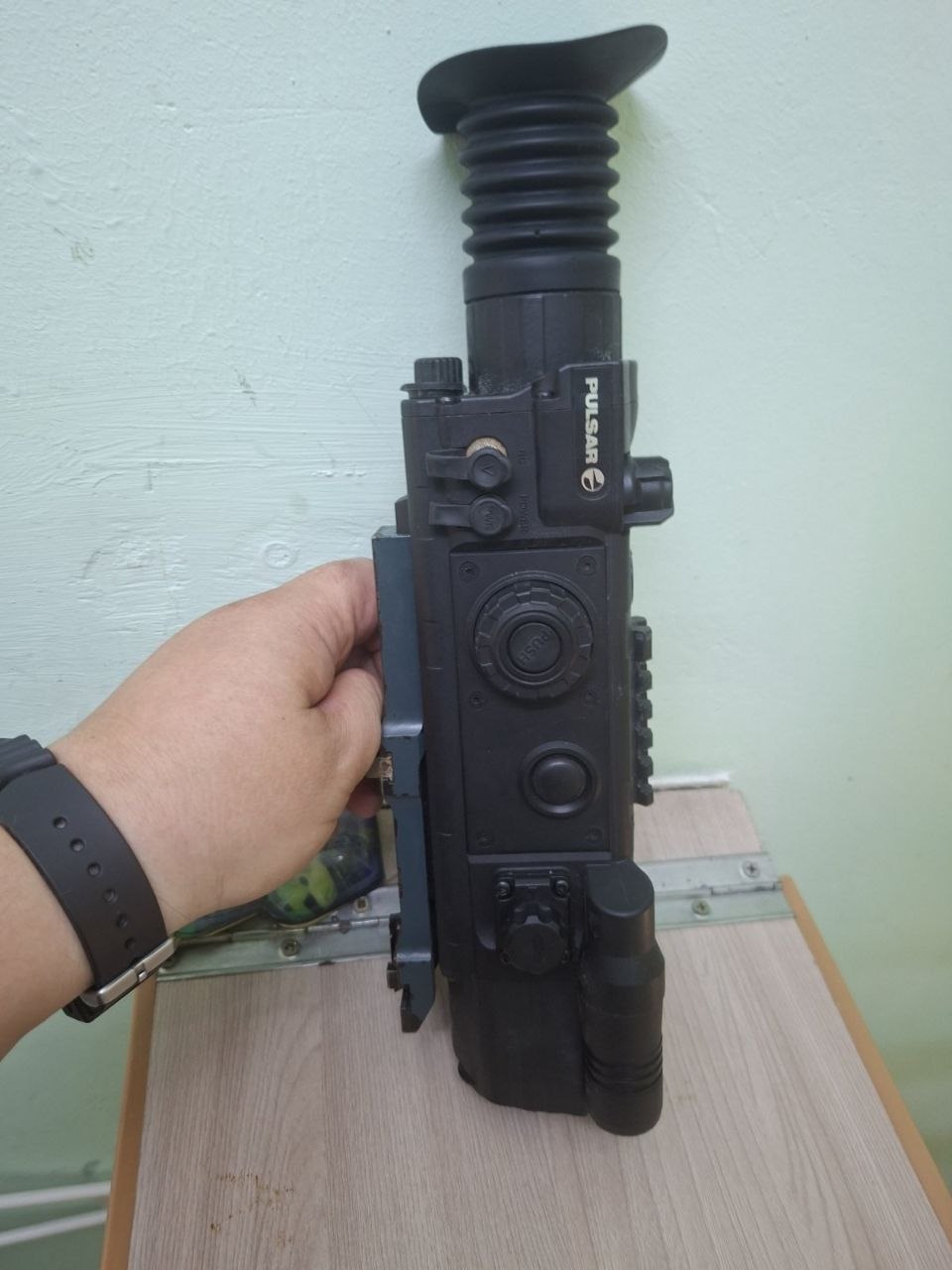 Прицел ночного видения с креплением PULSAR DIGISIGHT LRF . модель № 870. б/у. имеются царапины и потертости