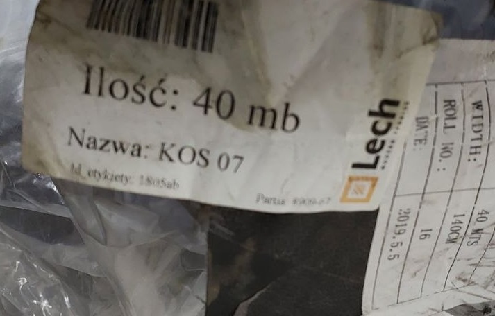 ТКАНЬ ИЗ СИНТЕТИЧЕС.НИТЕЙ РАЗЛИЧНЫХ ЦВЕТОВ. МОДЕЛЬ - KOS 07 . ШИРИНА 140 СМ. ИЗМЕРЕНИЕ НЕ ПРОИЗВОДИЛОСЬ. ДЛИНА УКАЗАНА СОГЛАСНО ЭТИКЕТКАМ НА РУЛОНЕ. ПРОИЗВОДИТЕЛЬ НЕ УСТАНОВЛЕН.