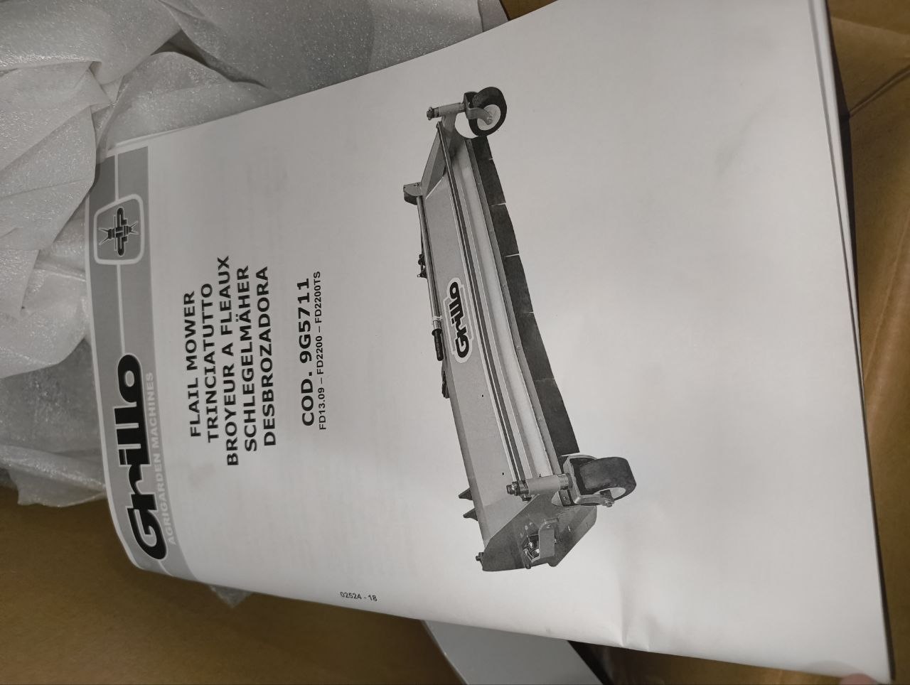 Фронтальная газонокосилка Grillo. 160 см. 9G5711 в комплекте с инструкцией на иностранном языке и комплектующими. находящимися в картонной коробке с маркировкой Grillo cod.05028GR