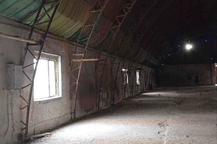 Капитальное строение общей площадью 1266,4 кв.м (наименование - цех деревообработки с АБК), расположенное по адресу: Гродненская область, Новогрудский район,  г. Новогрудок, ул. Советская, 85  