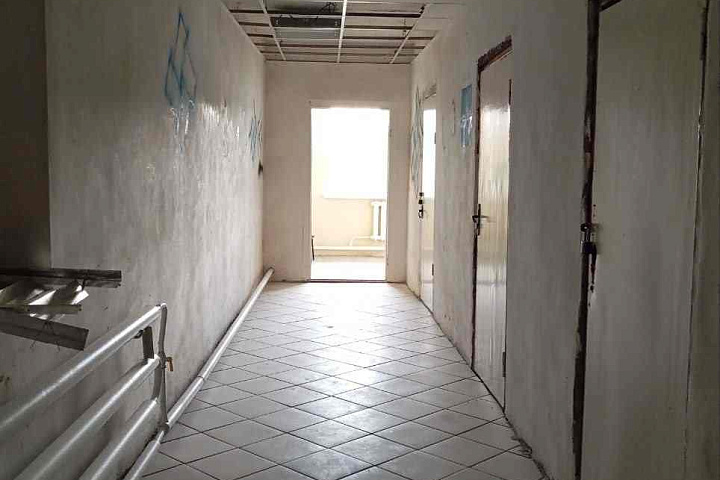 Капитальное строение общей площадью 1266,4 кв.м (наименование - цех деревообработки с АБК), расположенное по адресу: Гродненская область, Новогрудский район,  г. Новогрудок, ул. Советская, 85  